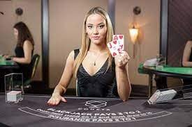 Studio Live Dealer daduslot dengan dealer profesional, meja kartu, dan kamera multi-sudut menangkap permainan real-time